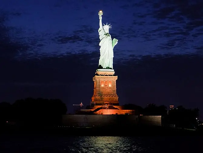 Hudson River Dinner Cruise in New York - Statue of Liberty