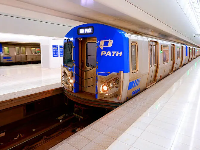 Path between New Jersey and Manhattan - train