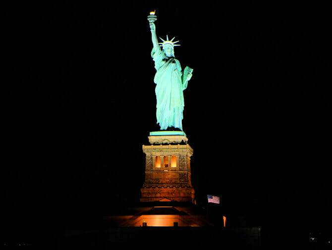 New York Dinner Cruise with Buffet (2,5 hrs) NewYorkCity.ca