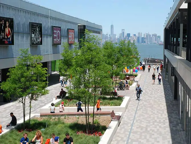 Empire Outlets New York City - Skyline view