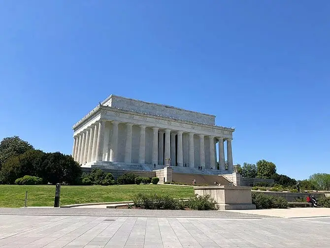 New York to Washington D.C. Bus Tour - Lincoln Memorial