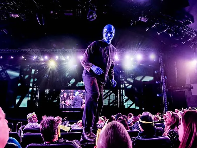 Blue Man Group in New York tickets - Blue Man on chairs