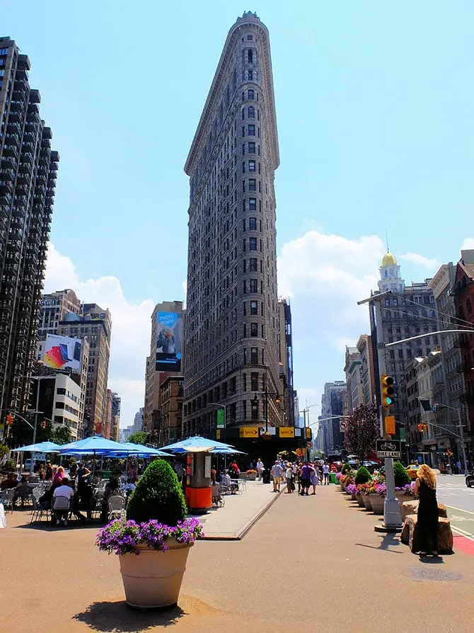 Superheroes Tour in New York - Flatiron Building