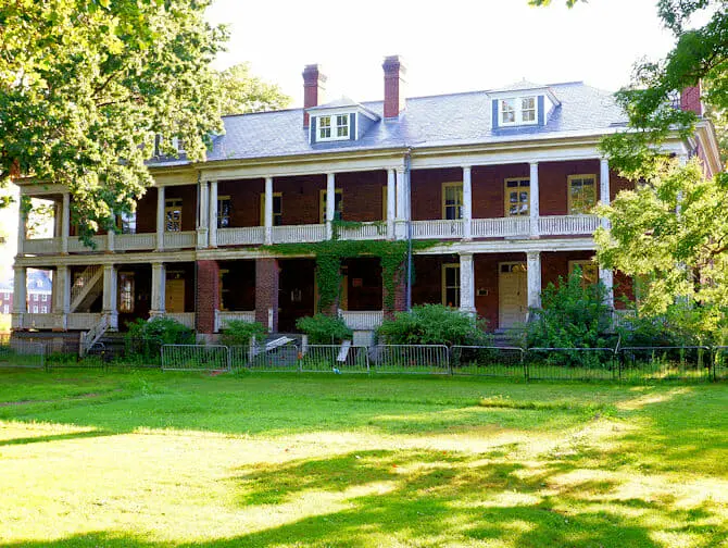 Things to do on Governors Island - Building
