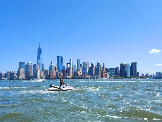 Jet skiing in New York - Skyline